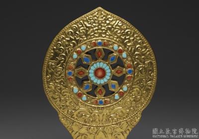 图片[2]-Gilt porcelain monstrance with the Wheel of the Law/ Dharmachakra in fencai painted enamels, Qing dynasty,  Jiaqing reign (1796-1820)-China Archive